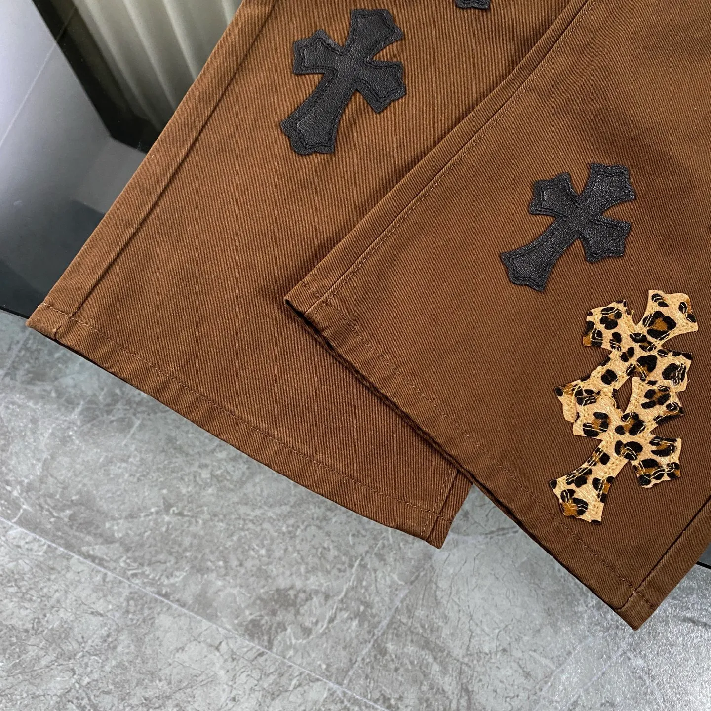 P260 chrome hearts chrome hearts personalized leopard print cross patch leather earthy brown jeans vi Top heavy industry fashionable design] Consistent high street luxury style creation. Speaking of this style, the Zangyin family and GU family are definitely the leading representative brands. Especially the Zangyin family has really achieved a state-of-the-art effect in creating high street style. The unique washed material is used to create this style. The color system is quite eye-catching. After it is decorated with patchwork cross flowers, it cleverly highlights the charm of the brand. Secondly, this style uses classic The classic high-waist cutting design highlights the long legs and fashionable temperament of the upper body. The brand is highly recognizable and the slim fit configuration is more suitable for daily wear. It is a product that interprets personality, fashion, and specifications at a glance. This single product is enough to make any fan excited. It can be a white T-shirt for youthful preppy style, or a tight suspender for lady style. It has strong matching ability and can be easily controlled by men.  [Materials and craftsmanship] Needless to say, this point goes without saying. As an excellent craftsman brand, Zangyin’s requirements for details and craftsmanship are really perfect. The washed color of this model has gone through so many processes, not to mention the embellishment of denim appliques. It is also purely hand-made and sewn. Just like what they believe in, only hand-made things have soul and have the meaning of wear. A top-notch heavy-duty fashionable denim item, I look forward to your perfect interpretation! !  Size:28-36